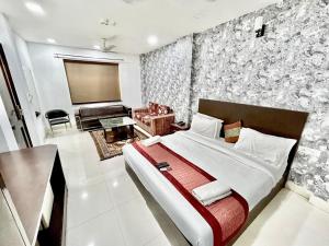 ein Schlafzimmer mit einem großen Bett in einem Zimmer in der Unterkunft The Tomar Hospitality in Neu-Delhi
