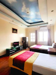Elle comprend une grande chambre avec deux lits et un plafond avec dans l'établissement Sao Pho Hien Hotel, à Hạ Long