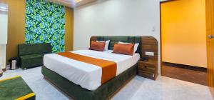 艾哈迈达巴德Hotel Nova Blue的带一张大床和一把椅子的卧室