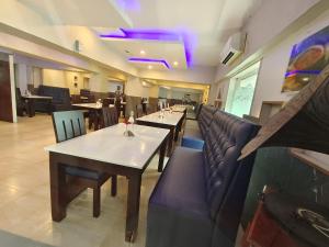 RR INN Group Of Hotels的休息区