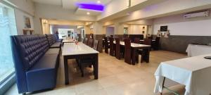RR INN Group Of Hotels的休息区