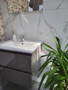 bagno con lavandino e pianta di Lazy Days a Rancon