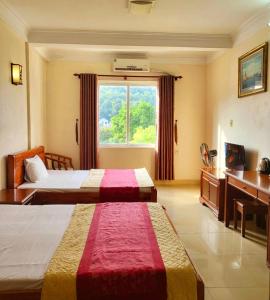 Cette chambre comprend 2 lits et une fenêtre. dans l'établissement Sao Pho Hien Hotel, à Hạ Long