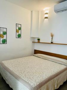 ein Schlafzimmer mit einem Bett in einem Zimmer in der Unterkunft Agriturismo La Selvaggia in Mandello del Lario