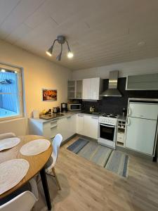Η κουζίνα ή μικρή κουζίνα στο Luonto Lähellä Residence