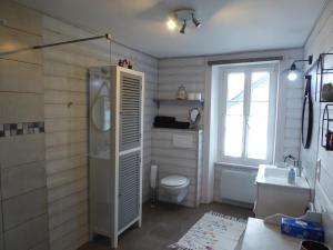 Un baño con inodoro, lavabo y ventana. en Location Ker Bihan, en Saint-Lunaire 19 fotos más