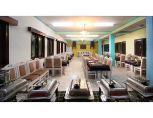 una sala da pranzo con tavoli e sedie di Goroomgo Hotel Shining Star Resort - Prime Location - Excellent Service a Lāhri