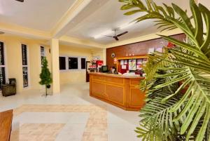 una hall di un ristorante con bancone di Goroomgo Hotel Shining Star Resort - Prime Location - Excellent Service a Lāhri