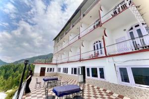 vista sul lato di un edificio di Goroomgo Hotel Shining Star Resort - Prime Location - Excellent Service a Lāhri