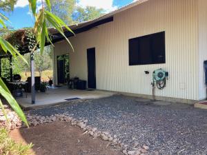 un edificio con una televisione sul lato di Quiet Rural Retreat a Howard Springs