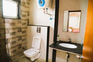 uma pequena casa de banho com WC e lavatório em Sikaria Homes em Ranchi