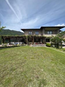 uma casa grande com um grande quintal em frente em Villa Selene em Tremosine Sul Garda