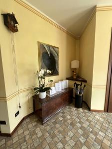 une chambre avec une table et un tableau sur le mur dans l'établissement Villa Selene, à Tremosine