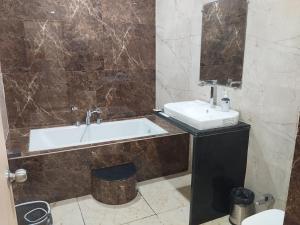 Hotel Grand Inn的一间浴室