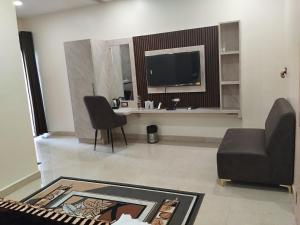 Hotel Grand Inn的电视和/或娱乐中心