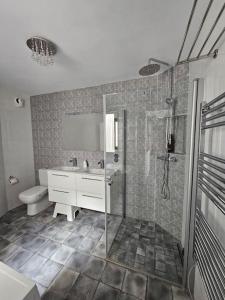 une salle de bain avec douche, lavabo et toilettes dans l'établissement San Pedro, à Nerja