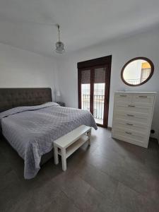 une chambre avec un lit, une commode et un miroir dans l'établissement San Pedro, à Nerja 7 autres photos