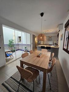 une salle à manger avec une table et des chaises en bois dans l'établissement San Pedro, à Nerja