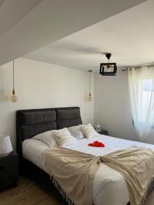 Posteľ alebo postele v izbe v ubytovaní Sinalospa - Cosalà appartemement Sauna Jacuzzi Grande terrasse à 5 minutes de Nancy Place Stanislas