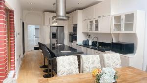 Η κουζίνα ή μικρή κουζίνα στο 5 Bed Haven - Off Street Parking - Pool Table