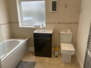 Ένα μπάνιο στο 5 Bed Haven - Off Street Parking - Pool Table