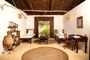 salon z meblami, stołem i krzesłami w obiekcie The Cabanas, Anasa Hotels & Experiences w mieście Matondoni