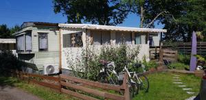 Un jardín fuera de grand mobil home domaine La Lande