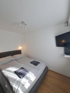 Un pat sau paturi într-o cameră la Vivien apartman
