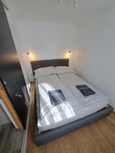 Un pat sau paturi într-o cameră la Vivien apartman