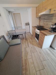 O bucătărie sau chicinetă la Vivien apartman