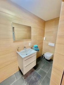 łazienka z umywalką i toaletą w obiekcie Gästehaus Dobias w mieście Kelberg