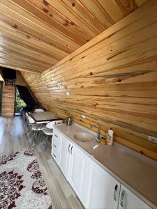 ein Badezimmer mit einem Waschbecken und einer Holzwand in der Unterkunft Five Stars Apart in Trabzon