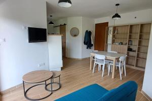 eine Küche und ein Esszimmer mit einem Tisch und Stühlen in der Unterkunft Maison maquis corse in Zicavo