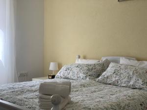 Postel nebo postele na pokoji v ubytování Grand Pool Apartment Ika-Opatija