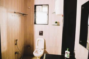 uma pequena casa de banho com um WC e uma janela em Sikaria Homes em Ranchi