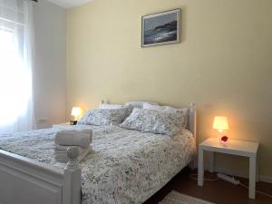 Postel nebo postele na pokoji v ubytování Grand Pool Apartment Ika-Opatija