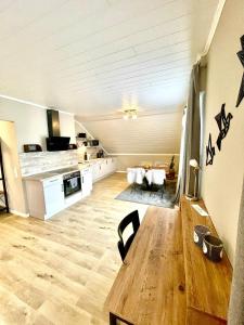 sala de estar amplia con mesa y cocina en Ferienhaus Dobias, en Kelberg