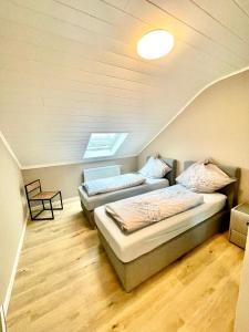 1 dormitorio con 2 camas en un ático en Ferienhaus Dobias, en Kelberg