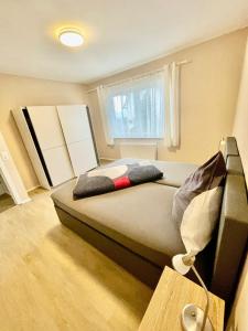 1 dormitorio con 1 cama grande y ventana en Ferienhaus Dobias, en Kelberg