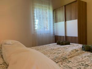 Postel nebo postele na pokoji v ubytování Grand Pool Apartment Ika-Opatija