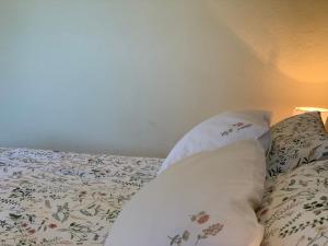 Postel nebo postele na pokoji v ubytování Grand Pool Apartment Ika-Opatija