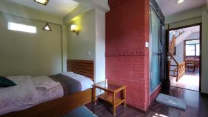 Rúm í herbergi á Tranquil Haven with shared kitchen access at greentara heritage home