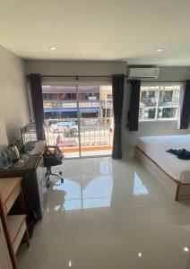 Μια τηλεόραση ή/και κέντρο ψυχαγωγίας στο ZEN Hotel Patong Beach -ex- miami Production