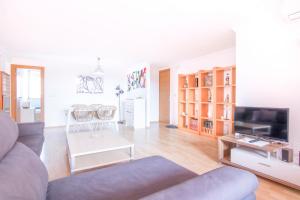 uma sala de estar com um sofá e uma televisão em Apartment in Muralla Roja - 0406 em Calpe