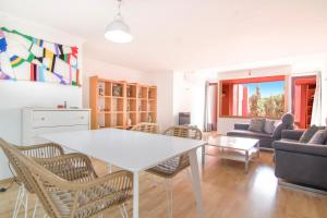 uma sala de estar com uma mesa branca e cadeiras em Apartment in Muralla Roja - 0406 em Calpe