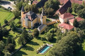 vista aerea su un castello con piscina di Schloss Mühldorf a Mühldorf