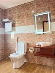 ein Bad mit einem WC und einem Waschbecken in der Unterkunft SKY KENAKO HOTEL in Kribi