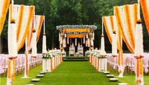 un pasillo con sillas blancas y un altar naranja y blanco en Vanya - Urban Villa and Resorts, en Belparāo