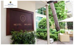 カステッラネータ・マリーナにあるNicotel Pinetoの建物の側面にある看板