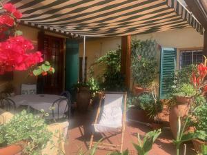 un patio con tavolo e un mucchio di piante di La Terrazza da Ernestina a Lucca